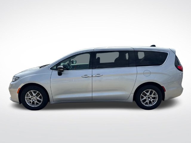Used 2024 Chrysler Pacifica Touring-L FWD image 6