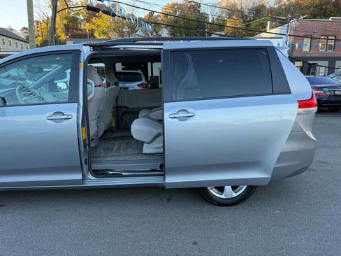 Used 2013 Toyota Sienna LE image 41