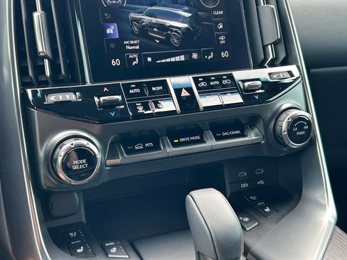 Used 2025 Lexus LX 700h Luxury image 43