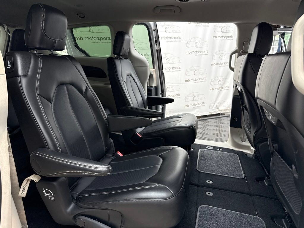 Used 2024 Chrysler Pacifica Touring-L FWD image 34