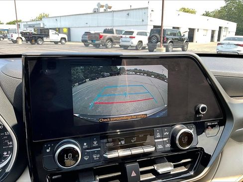 Used 2024 Toyota Highlander XLE FWD image 19