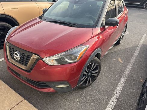 Used 2020 Nissan Kicks SR w/ SR Premium Package FWD image 3