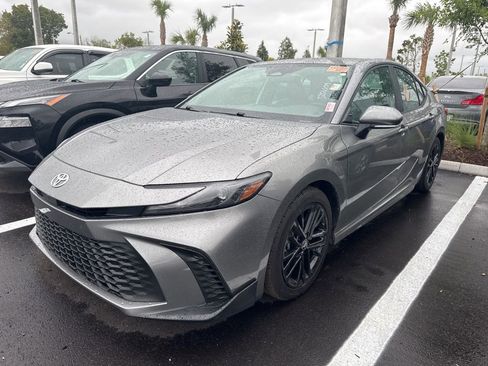 Used 2025 Toyota Camry SE image 1