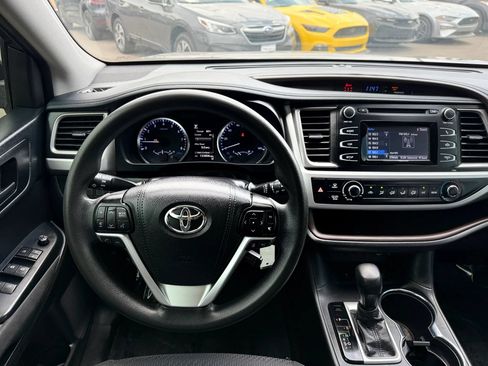 Used 2019 Toyota Highlander LE AWD/4WD image 26