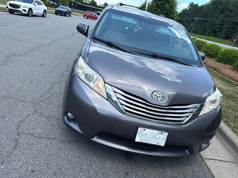 Used 2015 Toyota Sienna XLE w/ XLE Navigation Package FWD image 3