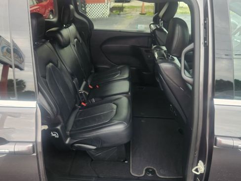 Used 2019 Chrysler Pacifica Touring-L FWD image 13