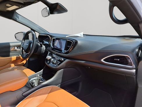 Used 2023 Chrysler Pacifica Pinnacle image 14