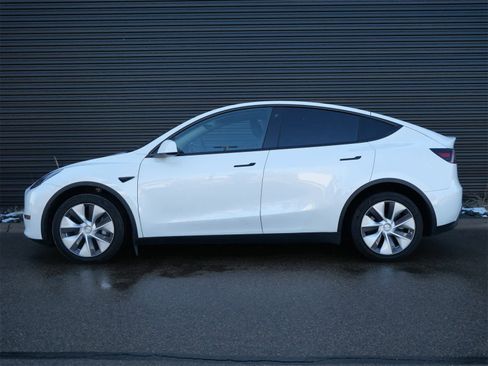 Used 2022 Tesla Model Y Long Range image 2