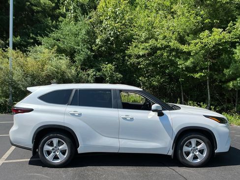 Certified 2024 Toyota Highlander LE AWD/4WD image 6