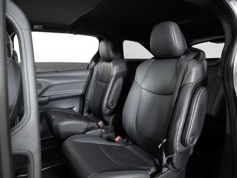 Used 2022 Toyota Sienna XSE image 18