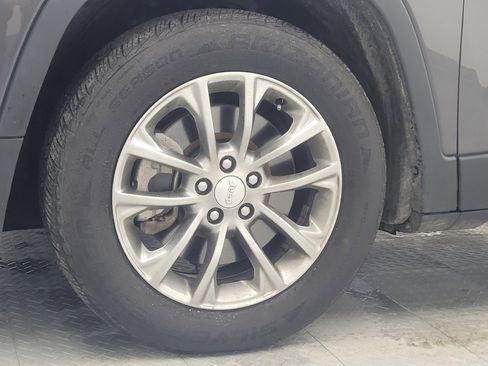 Used 2019 Jeep Cherokee Latitude Plus w/ Comfort/Convenience Group image 31