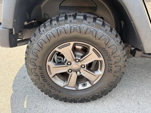 Used 2017 Jeep Wrangler Unlimited Rubicon AWD/4WD image 13