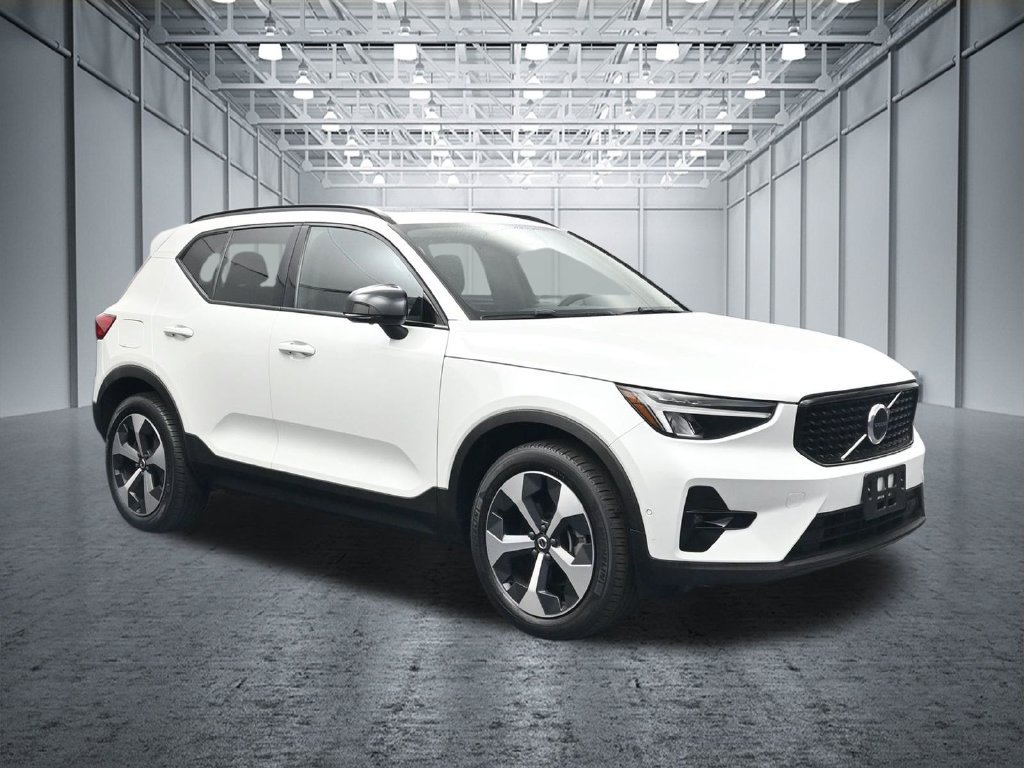 Used 2023 Volvo XC40 B4 Ultimate FWD image 2