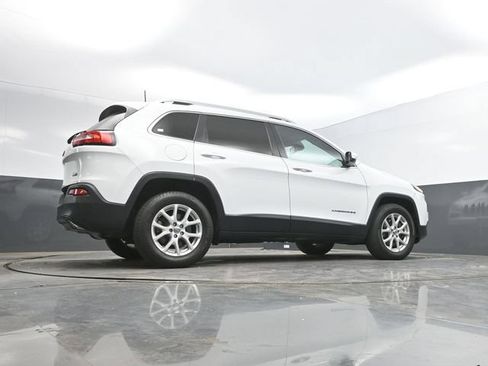 Used 2016 Jeep Cherokee Latitude w/ Safety/Convenience Group AWD/4WD image 44
