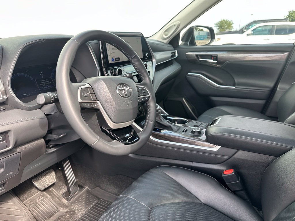 Used 2024 Toyota Highlander Platinum AWD/4WD image 15
