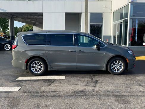 Used 2025 Chrysler Pacifica Select FWD image 11