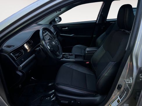 Used 2017 Toyota Camry SE image 9