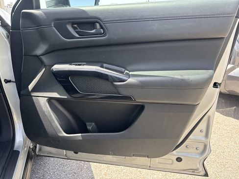 Used 2025 Nissan Pathfinder SV FWD image 13