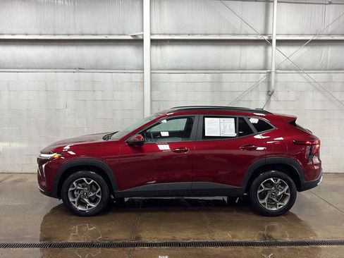 Used 2025 Chevrolet Trax LT w/ LT Convenience Package FWD image 35