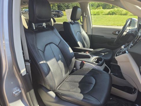 Used 2019 Chrysler Pacifica Touring-L Plus w/ Tire & Wheel Group FWD image 23