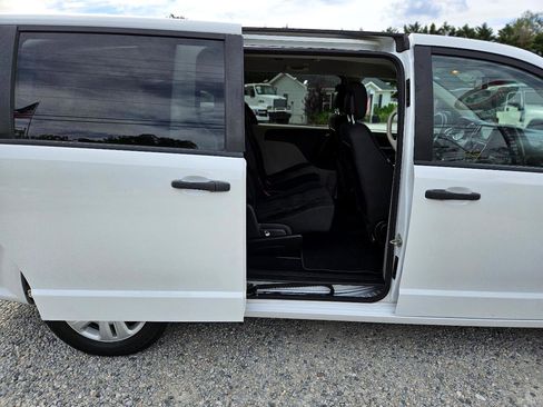 Used 2019 Dodge Grand Caravan SE w/ UConnect Hands-Free Group image 23