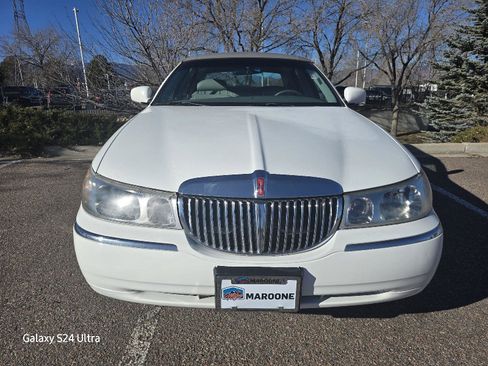 Used 1999 Lincoln Town Car Executive image 2