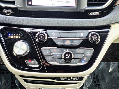 Used 2022 Chrysler Voyager LX image 31