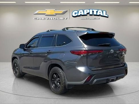 Used 2020 Toyota Highlander XLE AWD/4WD image 3