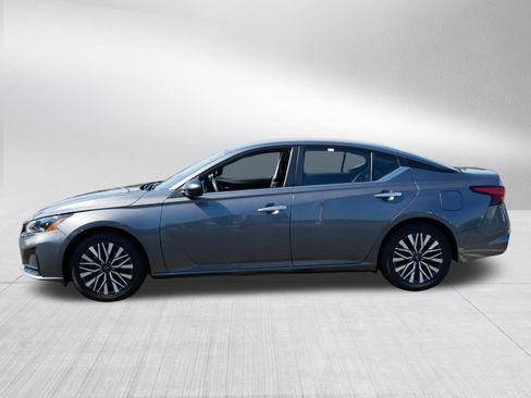 Used 2024 Nissan Altima 2.5 SV FWD image 4