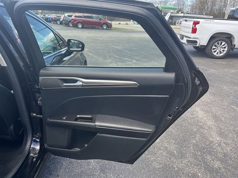 Used 2017 Ford Fusion SE w/ Fusion SE Technology Package image 31