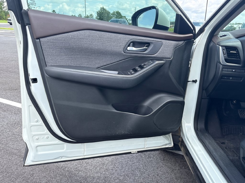 Used 2023 Nissan Rogue SV FWD image 3