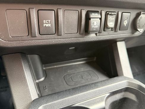 Used 2018 Toyota Tacoma TRD Off-Road AWD/4WD image 32