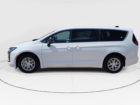 New 2027 Chrysler Pacifica Select FWD image 6