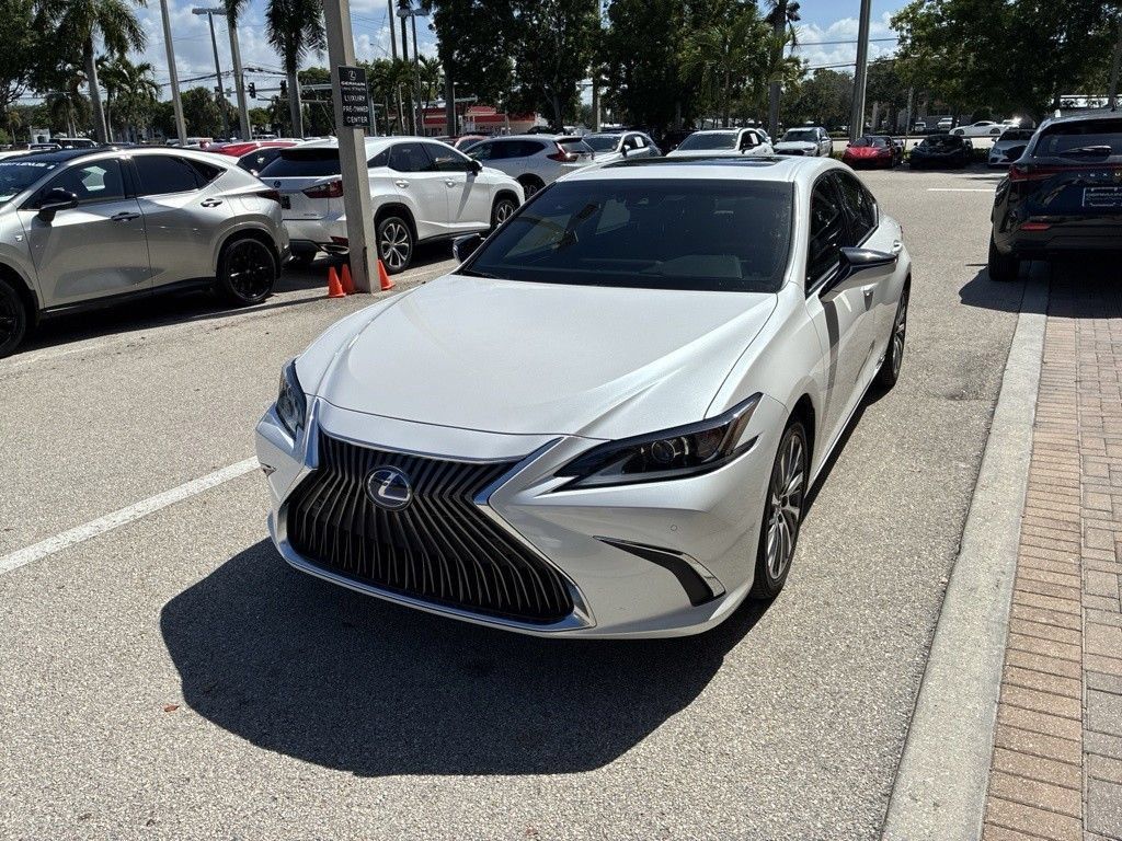 Used 2020 Lexus ES 300h w/ Premium Package FWD image 2