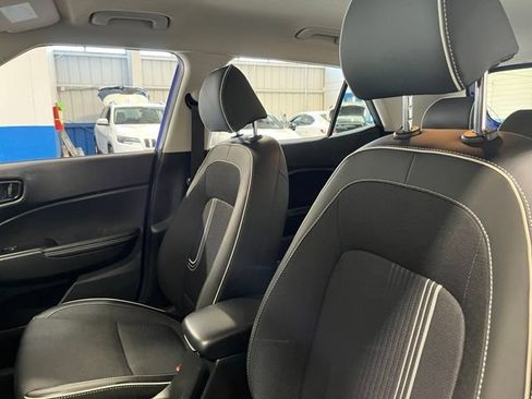 Used 2025 Hyundai Venue Limited FWD image 23