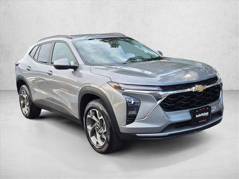 Used 2025 Chevrolet Trax LT FWD image 3