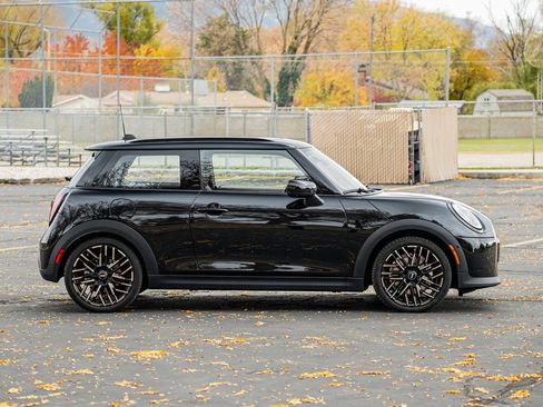 Used 2025 MINI Cooper 2-Door Hardtop image 4