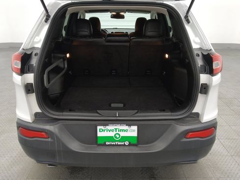 Used 2018 Jeep Cherokee Latitude Plus FWD image 29