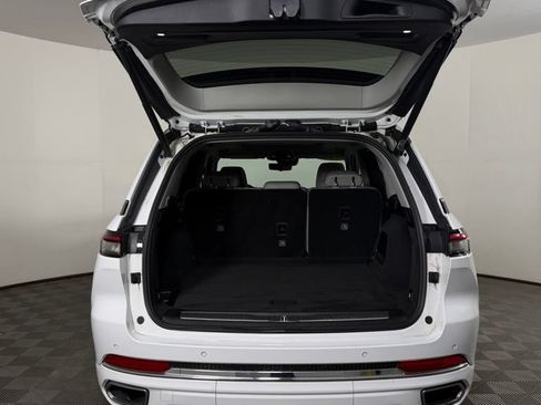 Used 2022 Jeep Grand Cherokee Overland w/ Luxury Tech Group IV AWD/4WD image 10
