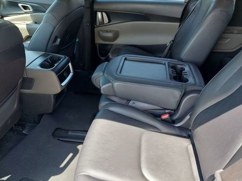 Used 2025 Kia Carnival FWD image 33