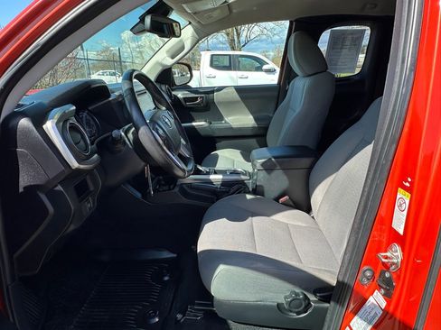 Used 2018 Toyota Tacoma SR5 AWD/4WD image 11