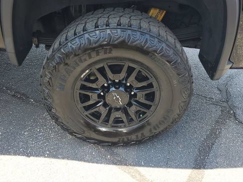 Used 2024 Chevrolet Silverado 2500 ZR2 w/ Technology Package AWD/4WD image 32