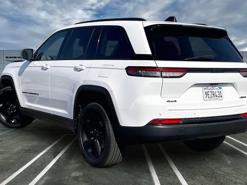 Used 2023 Jeep Grand Cherokee Limited w/ Black Appearance Package AWD/4WD image 10