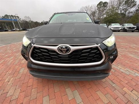 Used 2021 Toyota Highlander XLE image 2