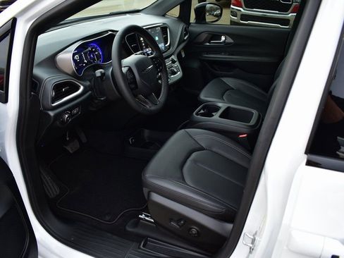 New 2026 Chrysler Pacifica Select w/ S Appearance Package FWD image 15