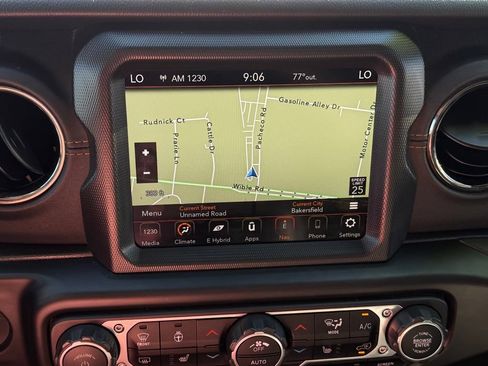 Used 2022 Jeep Wrangler Unlimited Sahara AWD/4WD image 28