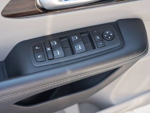 Used 2023 Chrysler Pacifica Limited FWD image 16
