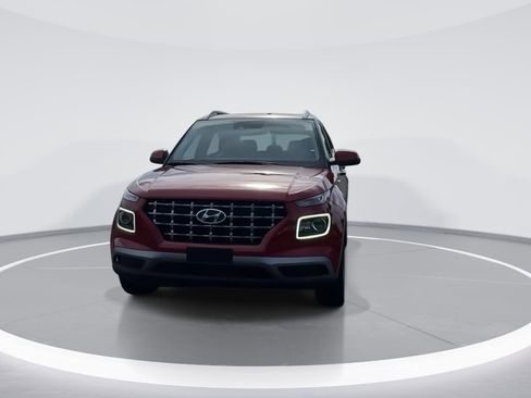 Used 2022 Hyundai Venue Limited image 2