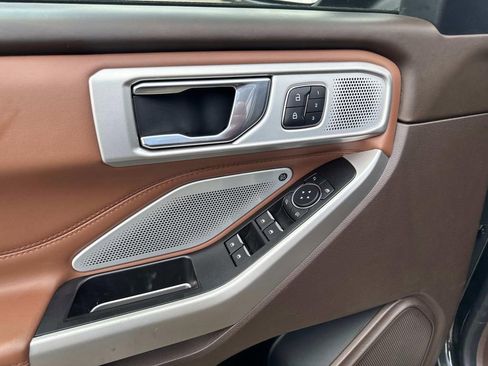 Used 2022 Ford Explorer King Ranch w/ Premium Technology Package image 18