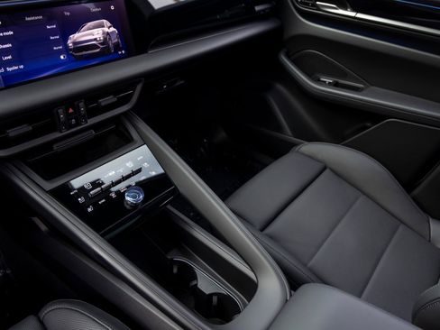 New 2025 Porsche Macan Electric image 37